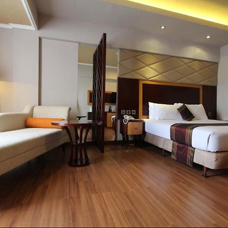 Regent'S Park Hotel Malang Exterior foto