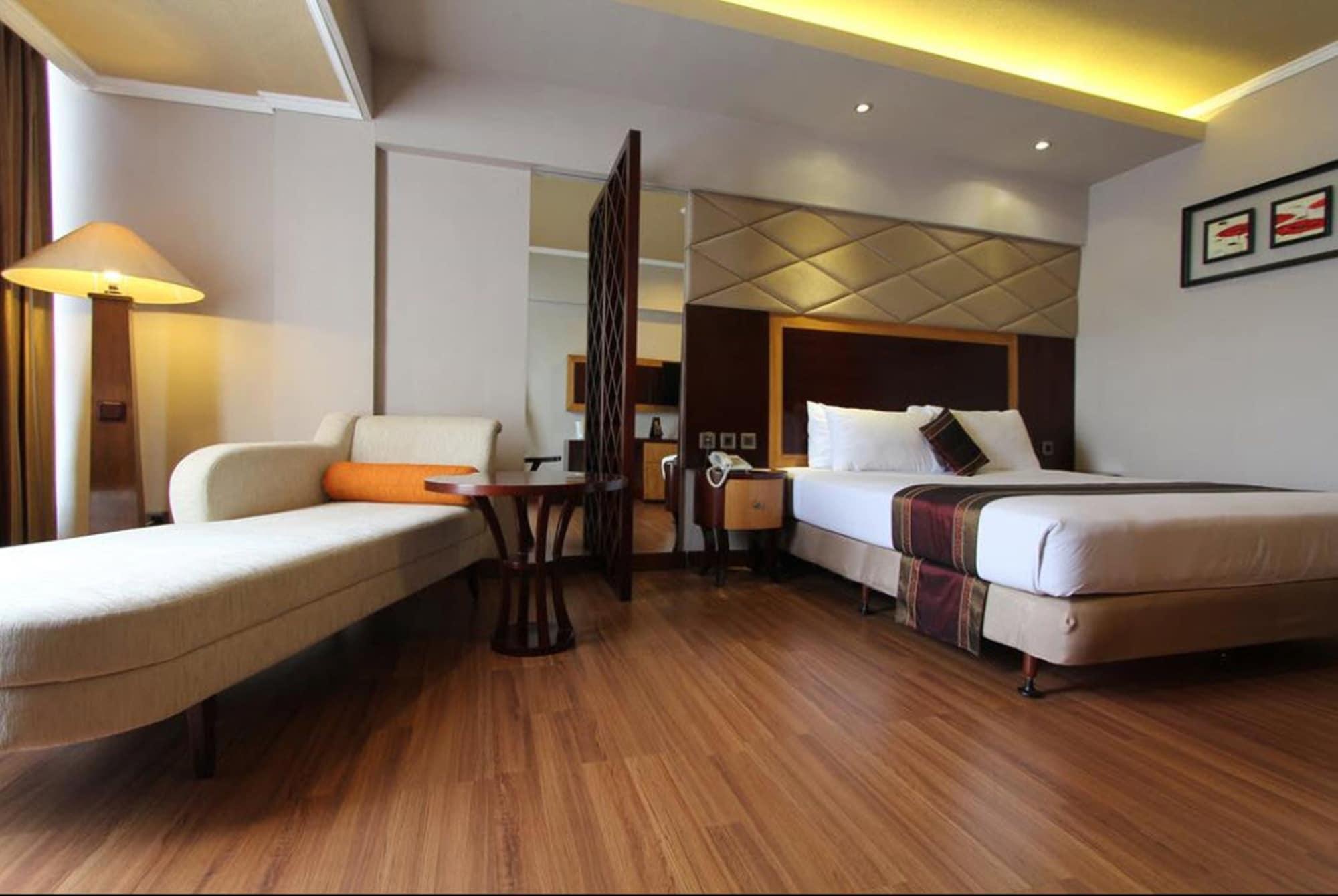 Regent'S Park Hotel Malang Exterior foto