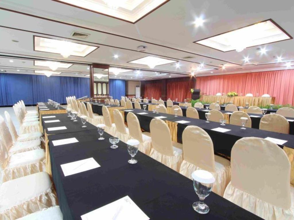 Regent'S Park Hotel Malang Exterior foto