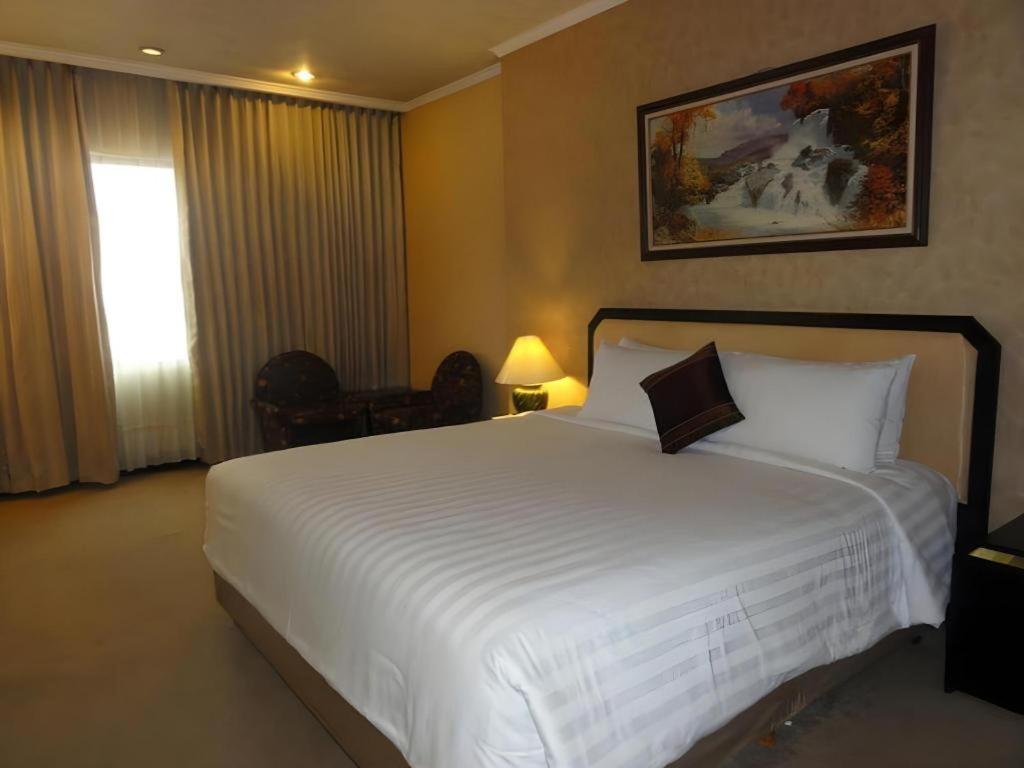 Regent'S Park Hotel Malang Exterior foto