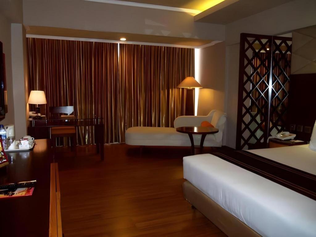 Regent'S Park Hotel Malang Exterior foto