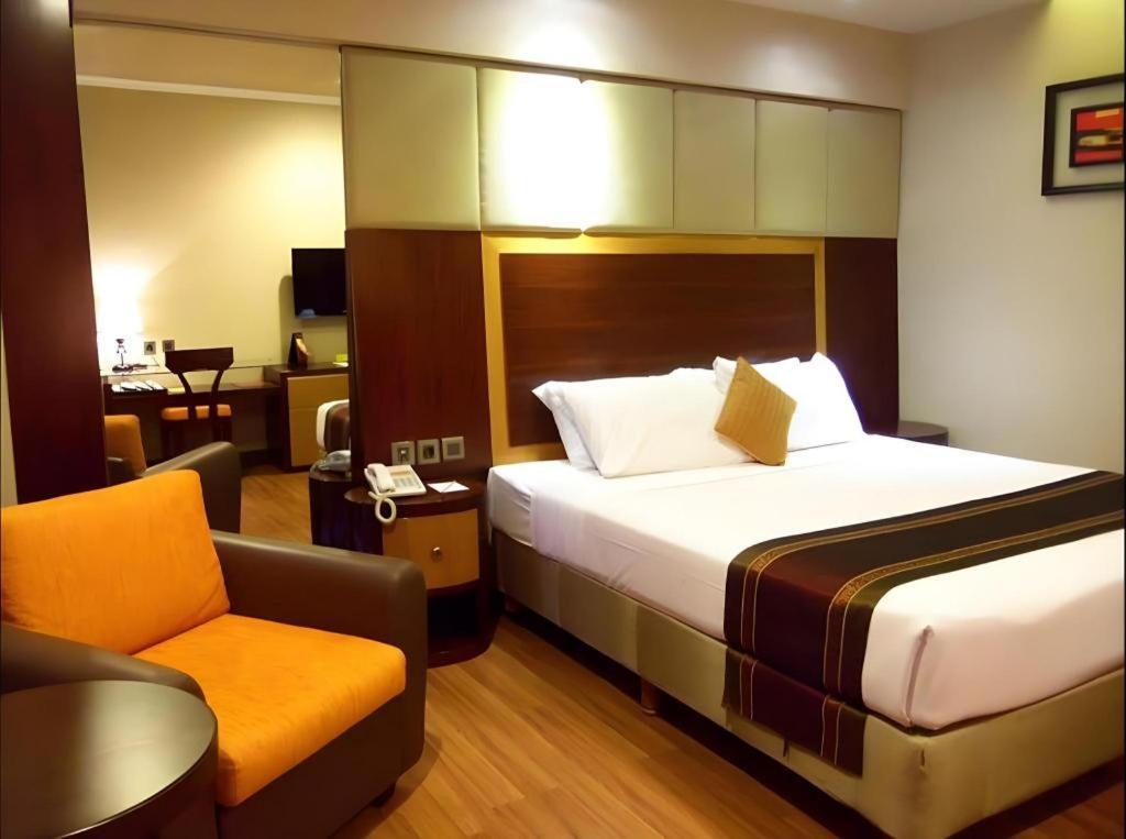 Regent'S Park Hotel Malang Exterior foto