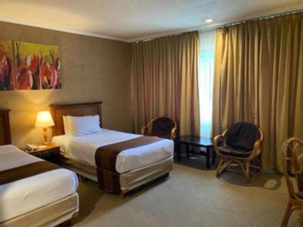 Regent'S Park Hotel Malang Exterior foto