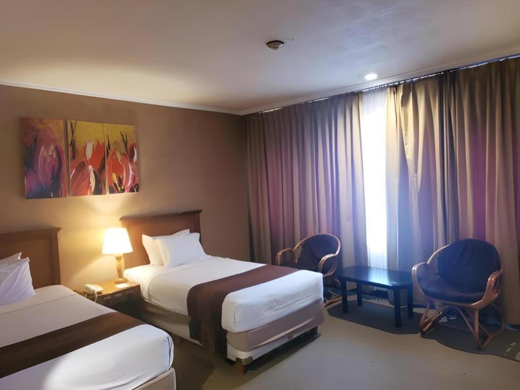 Regent'S Park Hotel Malang Exterior foto